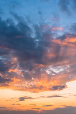 Güneş battıktan sonra renkli bulutlar