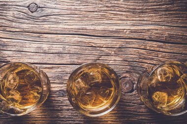 Bardak viski eski ahşap masa