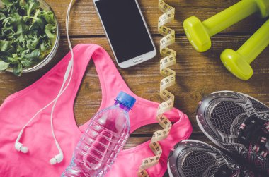 Kadın spor aletleri eski bir ahşap masa üstünde havai çekim