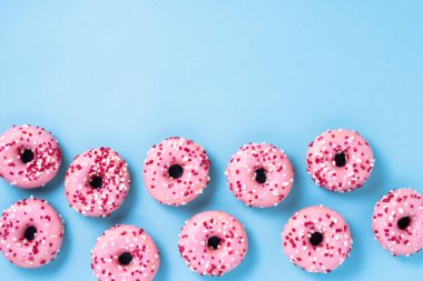 Mavi arka plan üzerinde pembe çörek