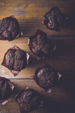 ahşap masa üstünde çikolata cupcakes