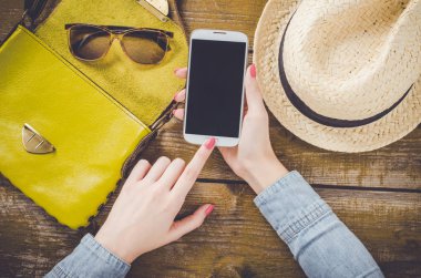 Cep telefonu kullanan bir kadın.