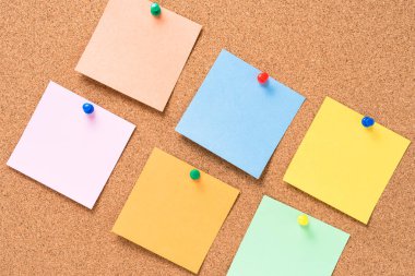 Mantar pano ile renkli boş notları