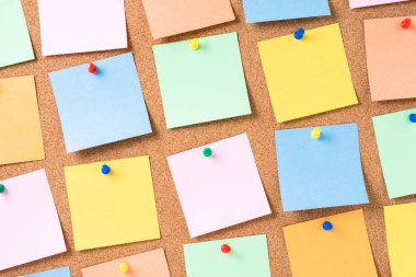 Mantar pano ile renkli boş notları