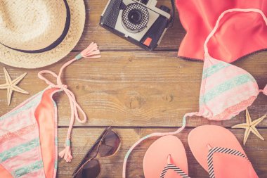 Plaj aksesuarları eski sarı ahşap masa