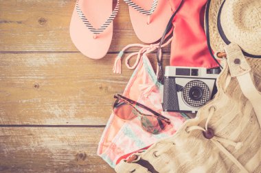 Plaj aksesuarları eski sarı ahşap masa