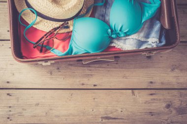 Plaj veya yaz giysileri ile açık çanta