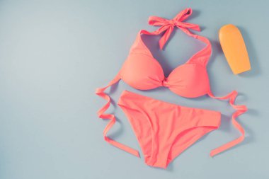 Mavi arka plan üzerinde pembe mayo