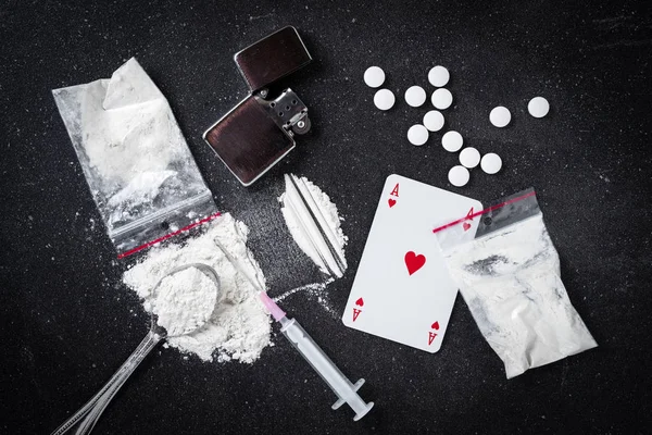 Drogas duras en mesa oscura — Foto de Stock