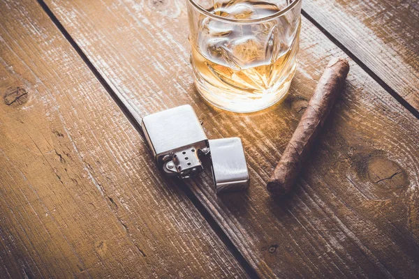 Puros cubanos y whisky en una vieja mesa de madera — Foto de Stock