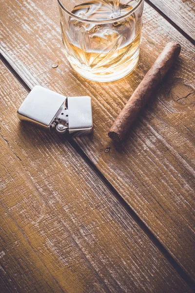 Puros cubanos y whisky en una vieja mesa de madera — Foto de Stock