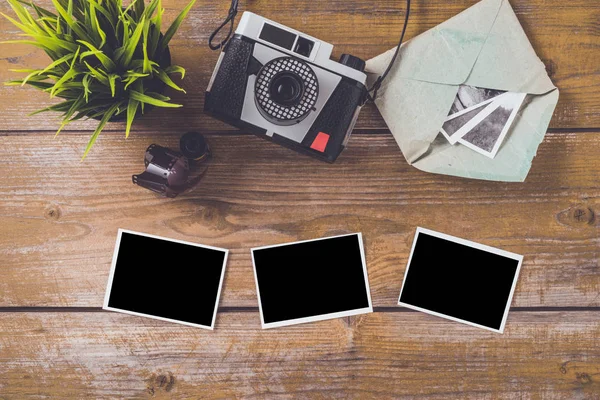 Retro objecten op een oud houten tafel — Stockfoto