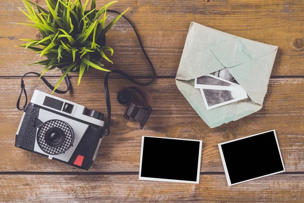 Retro objecten op een oud houten tafel — Stockfoto