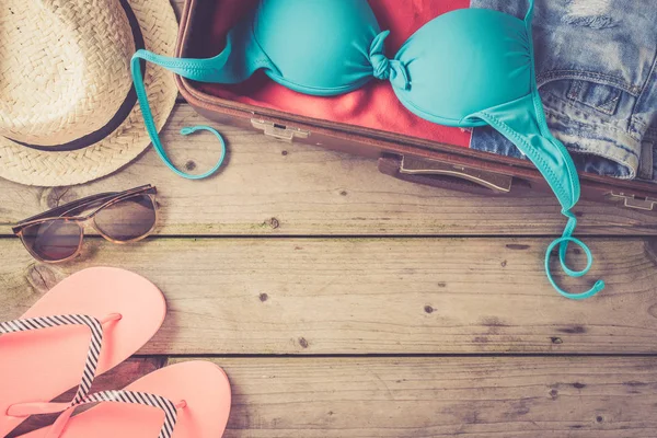 Plaj veya yaz giysileri ile açık çanta