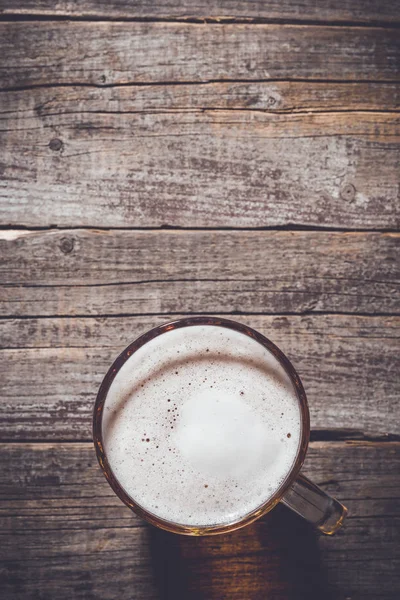 Kupa bira eski ahşap masa — Stok fotoğraf
