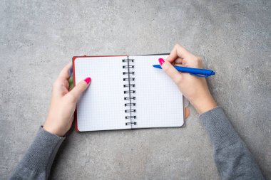 Boş not defterinde yazılı kadın