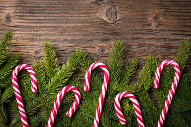 Noel arka plan üzerinde ahşap masa