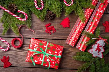 Hediye kutusu ve süslemeleri olan Noel arkaplanı