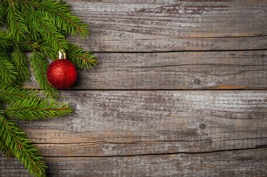 Noel ağacı ve ahşap arka plan üzerinde kırmızı top