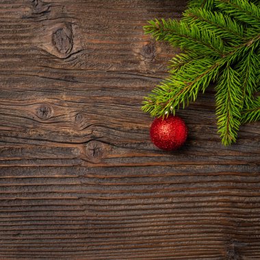 Noel ağacı ve ahşap arka plan üzerinde kırmızı top