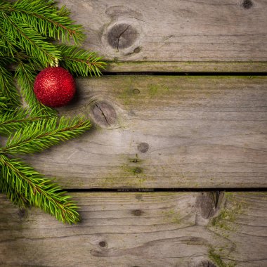 Noel ağacı ve ahşap arka plan üzerinde kırmızı top