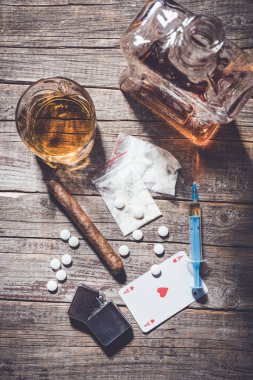 Ağır uyuşturucu ve alkol eski ahşap masa