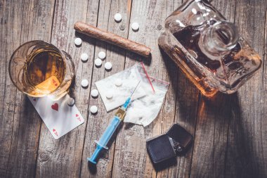 Ağır uyuşturucu ve alkol eski ahşap masa