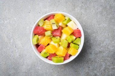 Gri taş tablo taze meyve salatası