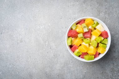 Gri taş tablo taze meyve salatası