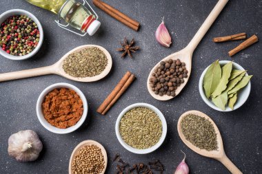 Otlar ve baharatlar karanlık taş masada karışımı
