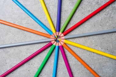 Gri taş masada renkli kalemler