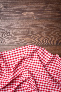 Ahşap masa üzerinde kırmızı masa örtüsü havai çekim
