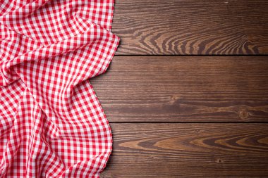 Ahşap masa üzerinde kırmızı masa örtüsü havai çekim