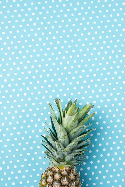 Foto aérea de piña fresca sobre fondo azul punteado — Foto de Stock