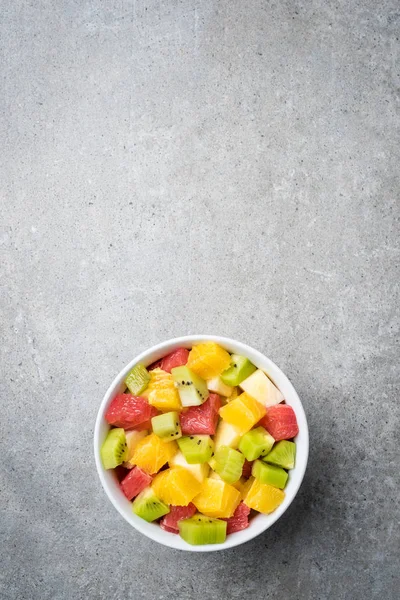 Sałatkę ze świeżych owoców na szary kamień tabeli — Zdjęcie stockowe