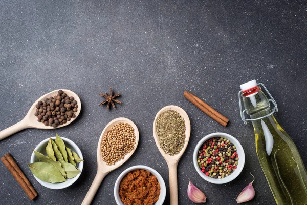 Kräuter- und Gewürzmischung auf dunklem Steintisch — Stockfoto