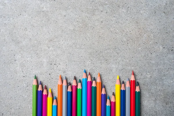 Pensil berwarna di meja batu abu-abu — Stok Foto