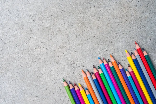 Pensil berwarna di meja batu abu-abu — Stok Foto