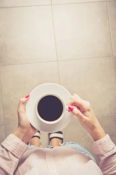 Overhead tiro de mulher na moda segurando xícara de café — Fotografia de Stock