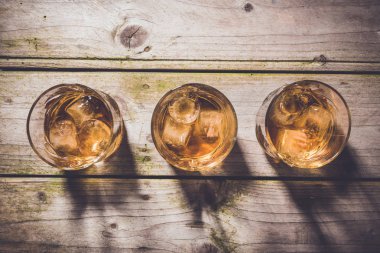 Genel gider ahşap masa viskiyle bardak bardak