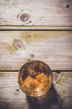 Genel gider viski ahşap masa üzerinde cam kadeh