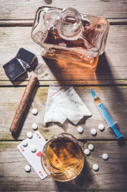 Ağır uyuşturucu ve alkol ahşap masa üzerinde havai çekim.