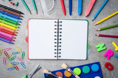 Okul malzemeleri gri taş zemin üzerine