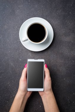 kadın holding akıllı telefon.