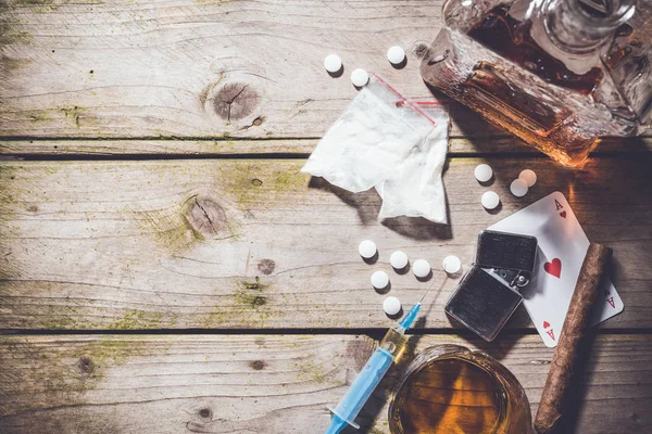 Overhead shot of hard drugs and alcohol on wooden table. — Stock Photo, Image