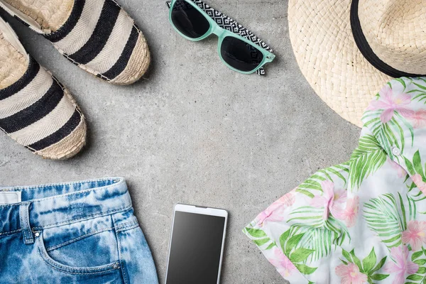 Roupas de verão de mulher. Moda ou férias fundo — Fotografia de Stock