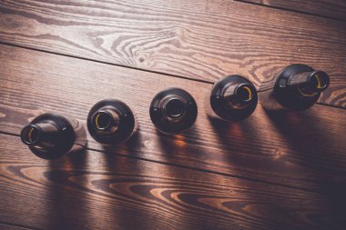 Bira şişeleri ahşap masa üzerinde havai çekim