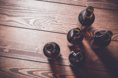 Bira şişeleri ahşap masa üzerinde havai çekim