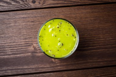 Taze sıkılmış kivi suyu üzerinde ahşap masa