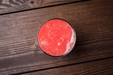 Taze sıkılmış greyfurt suyu üzerinde ahşap masa